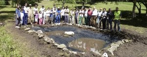 Voluntarios hacen una charca para anfibios