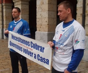 Petricheev, de blanco, junto a su compañero Kurilenko ante el Ayuntamiento de Eibar. ::                             ALBERTO ECHALUCE
