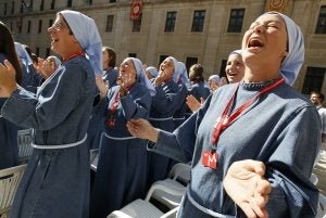 Monjas cantando mientras esperan la llegada a El Escorial (Madrid) de Benedicto XVI durante su reciente visita a España. ::
CÉSAR
MANSO /
AFP
