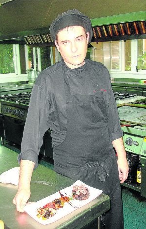 Rubén Tejerina, con el plato finalizado. ::
DM