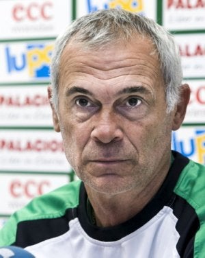 Héctor Cúper se sentará en el banquillo de El Sardinero