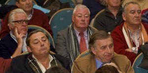Ramón Muñiz (en la segunda fila, en el centro), el tercero de los cántabros del nuevo Consejo de Administración que opta por dimitir de su cargo. ::
JAVIER COTERA