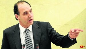 El presidente Ignacio Diego, ayer en una de sus dos intervenciones. :: SÉ QUINTANA