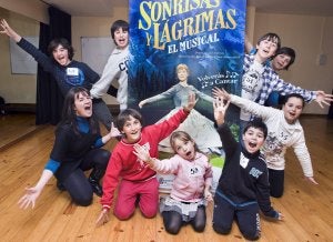 Algunos aspirantes, el pasado viernes en Santander, tras el casting que realizaron para los papeles de Kurt, Martha y Gretel. :                            :                             ROBERTO RUIZ
