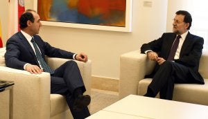 Ignacio Diego y Mariano Rajoy, durante el encuentro que mantuvieron ayer en La Moncloa. ::                             JOSÉ RAMÓN LADRA