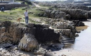 En la playa del Bocal, en Monte, se suelen quemar a menudo cables para obtener el cobre que llevan dentro. / Daniel Pedriza