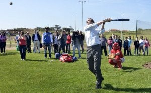 El alcalde de Santander estrenó el campo de béisbol bateando una bola. / Foto: Daniel Pedriza - Vídeo: Pablo Bermúdez