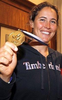 Berta Betanzos muestra la medalla de oro del Mundial. ::                             A. FERNÁNDEZ