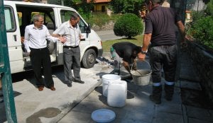 González y Espinosa inspeccionan el sellado de una de las arquetas del municipio. ::
N. Cavia