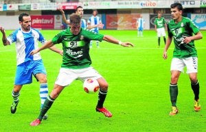 La Cultural Leonesa, con su tercera equipación verde y blanca, en el primer partido de esta temporada contra el Avilés (1-1). ::                             MARIETA
