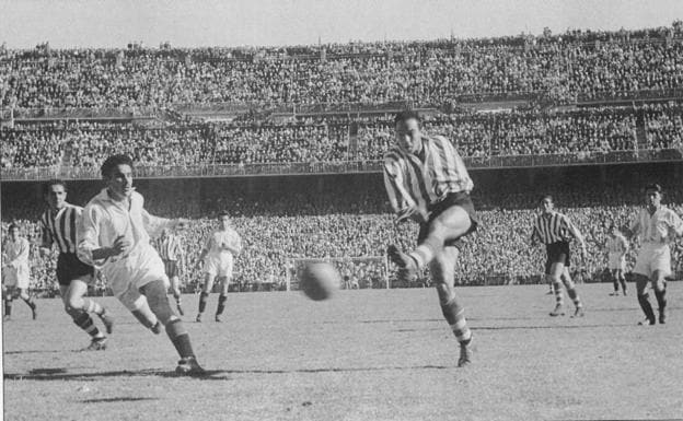 Telmo Zarra, autor de uno de los goles del Athletic de Bilbao en la final de la Copa del Rey frente al Real Valladolid, ejecuta un disparo a portería durante aquel encuentro.