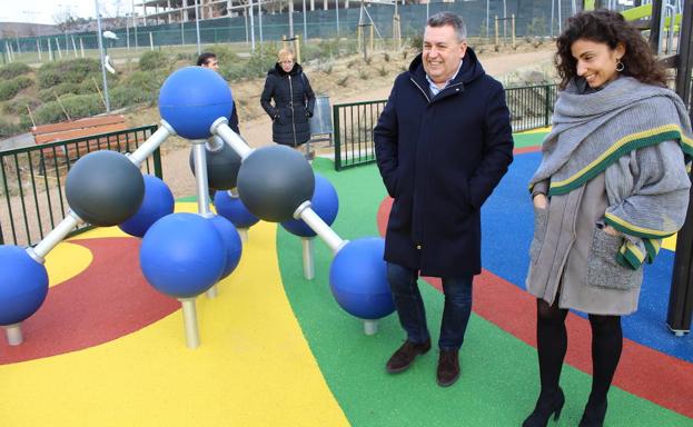 José Manuel Barrio y Rocío de Fuentes en el parque juvenil de Las Lomas y Sotoverde. 