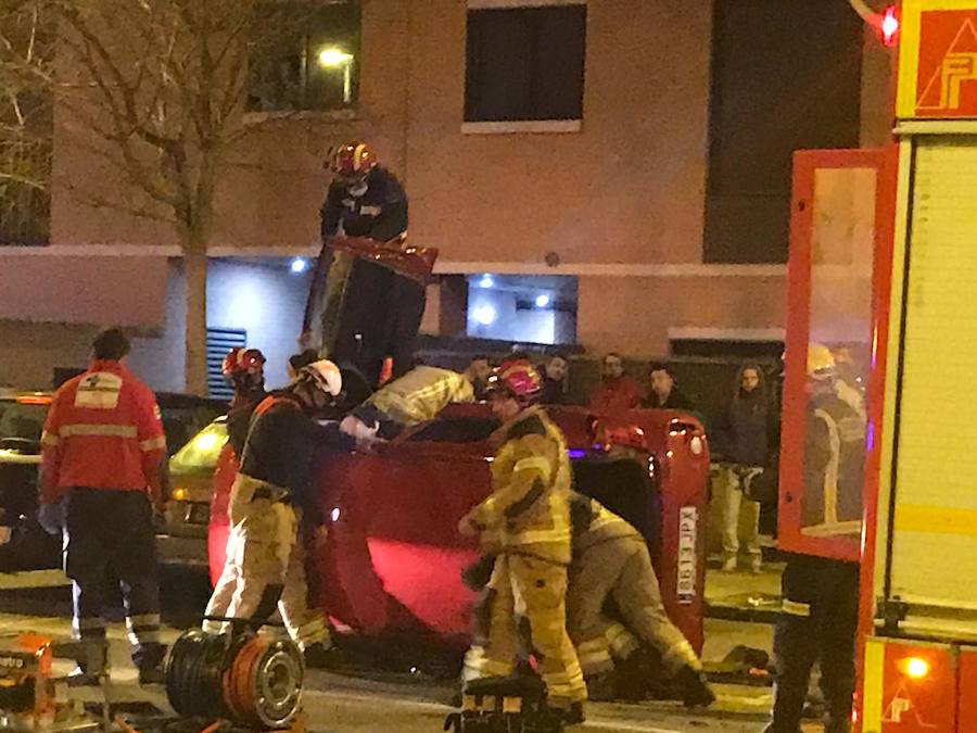 Fotos: Los bomberos excarcelan a un conductor que había volcado con su vehículo en Arroyo