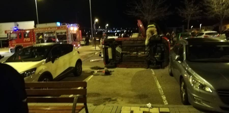 Fotos: Los bomberos excarcelan a un conductor que había volcado con su vehículo en Arroyo