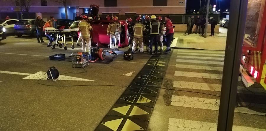 Fotos: Los bomberos excarcelan a un conductor que había volcado con su vehículo en Arroyo