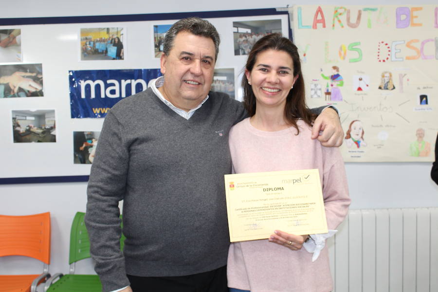Fotos: Entrega de diplomas del curso de atención sociosanitaria para dependientes en Arroyo