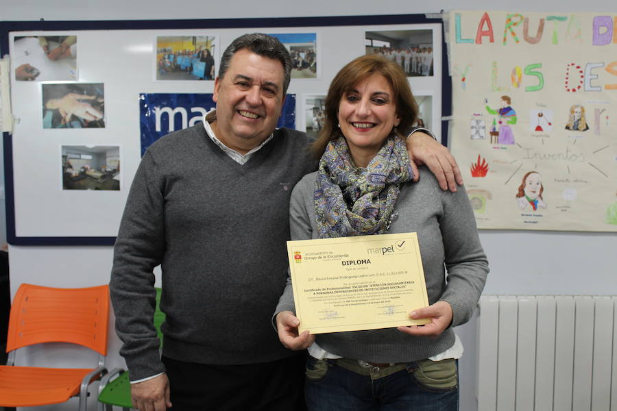 Fotos: Entrega de diplomas del curso de atención sociosanitaria para dependientes en Arroyo