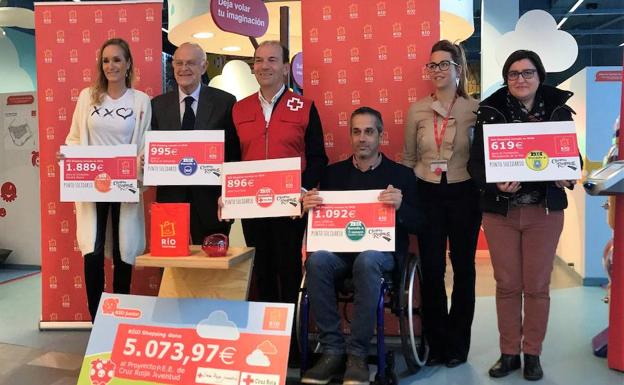 Representantes de las asociaciones que reciben la recaudacion y de RÍO Shopping en el acto de entrega de los cheques. 