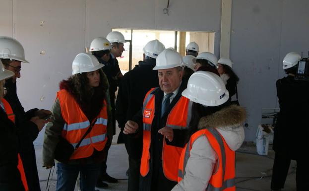 José Manuel Barrio en las obras del instituto esta misma mañana. 