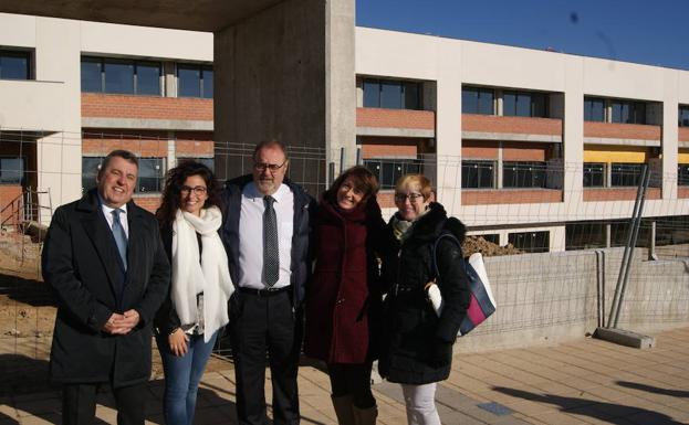 El alcalde de Arroyo junto con el Consejero de Educación y tres de las concejalas del municipio. 