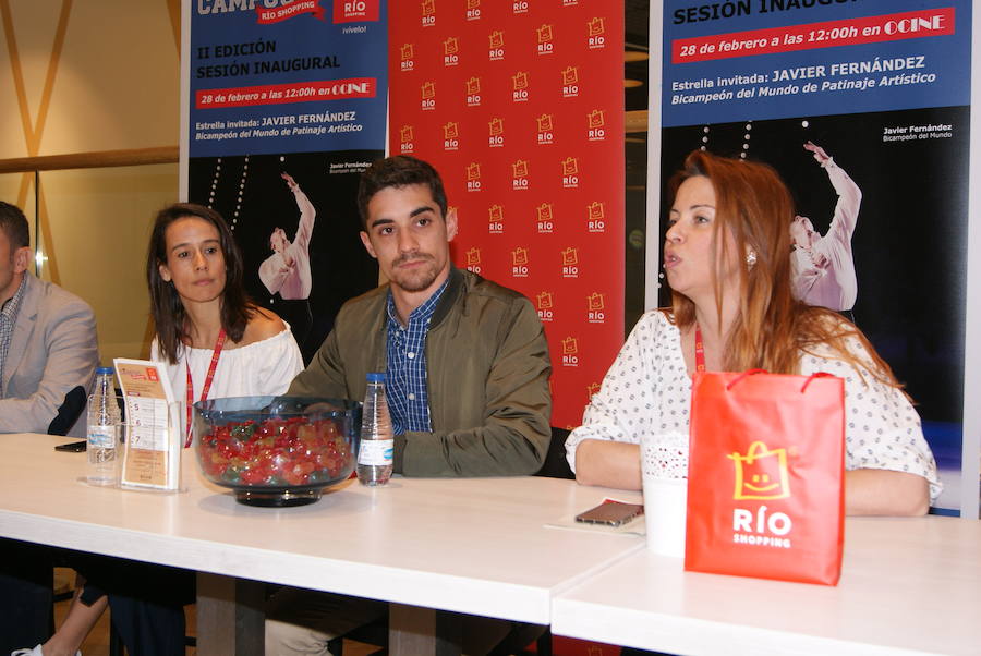 El patinador Javier Fernández, durante la charla en el centro comercial.