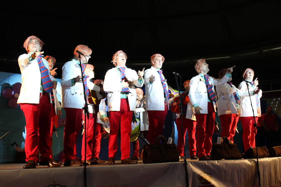 Fotos: Concurso chirigotas de Arroyo y comparsa gaditana