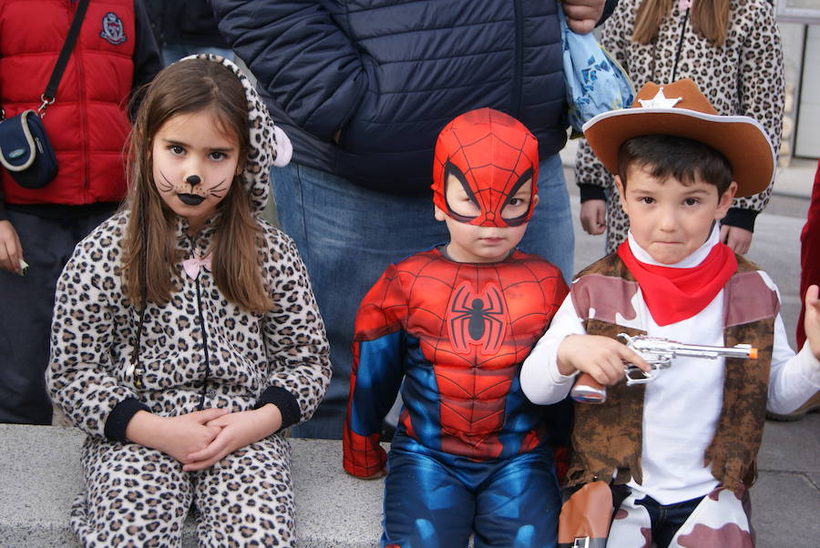 Fotos: Desfile de disfraces por Carnavales en Arroyo