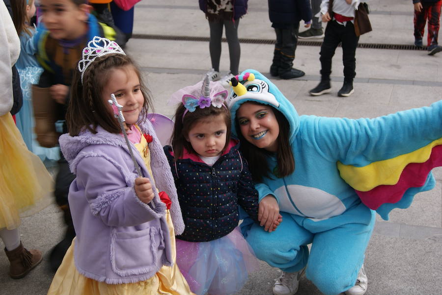 Fotos: Desfile de disfraces por Carnavales en Arroyo
