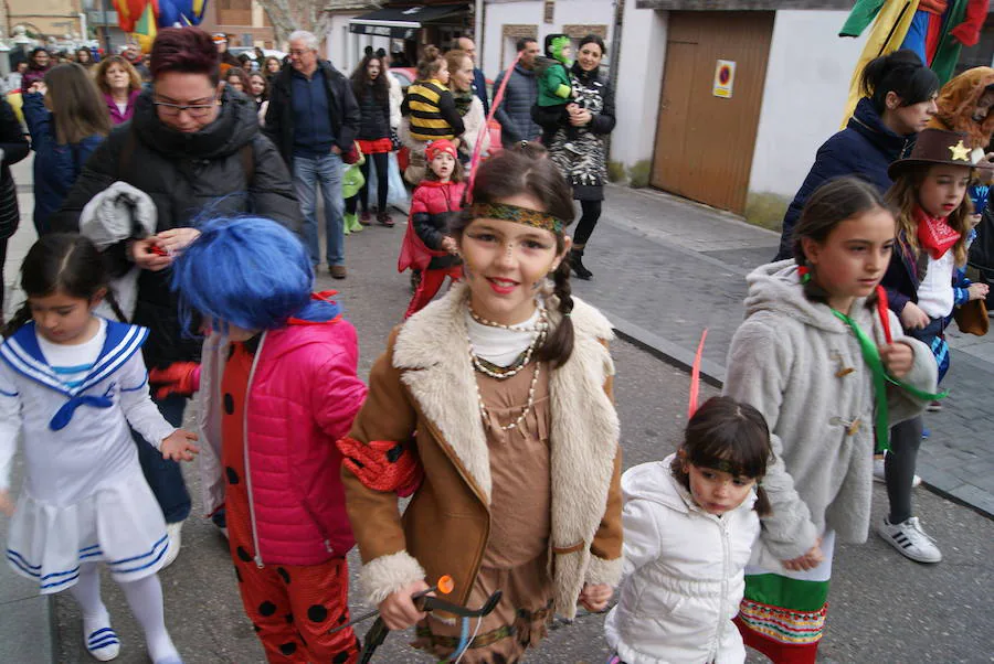 Fotos: Desfile de disfraces por Carnavales en Arroyo