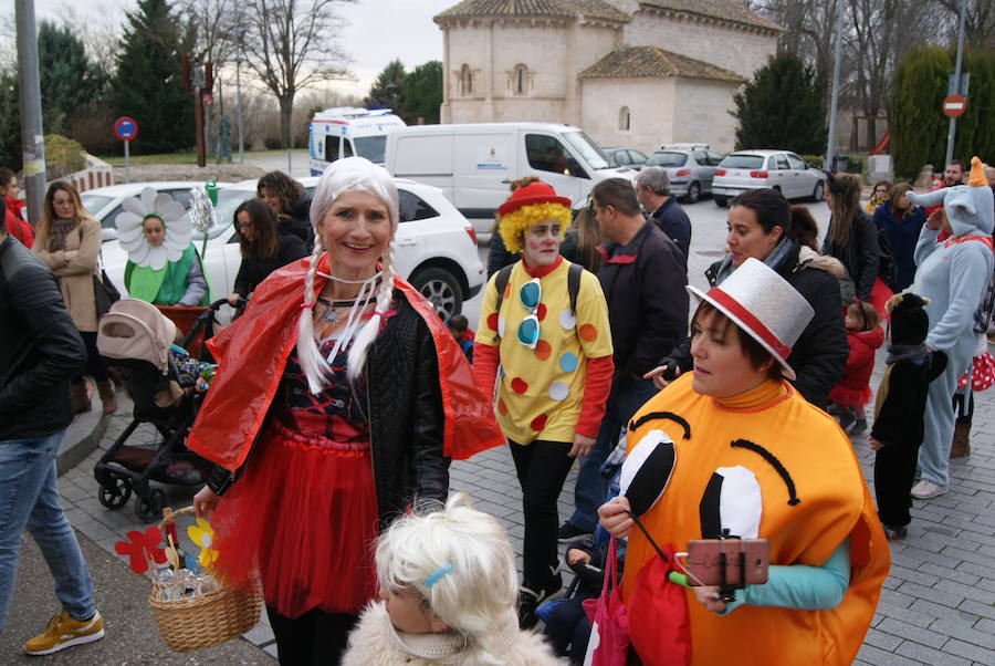 Fotos: Desfile de disfraces por Carnavales en Arroyo