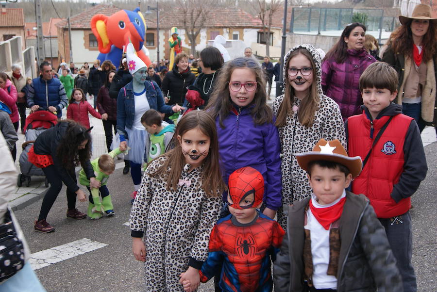 Fotos: Desfile de disfraces por Carnavales en Arroyo