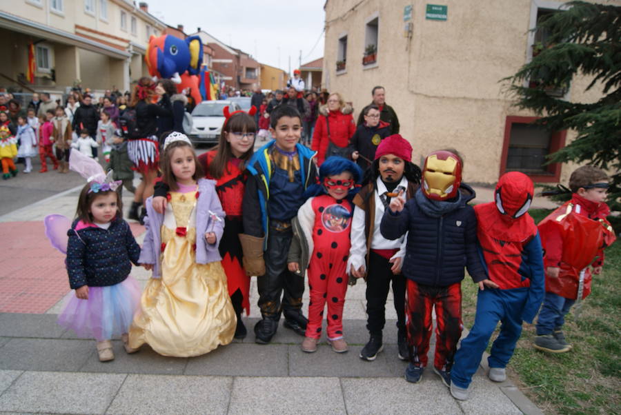 Fotos: Desfile de disfraces por Carnavales en Arroyo