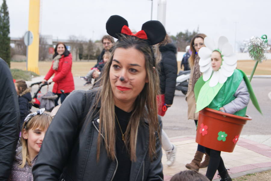 Fotos: Desfile de disfraces por Carnavales en Arroyo
