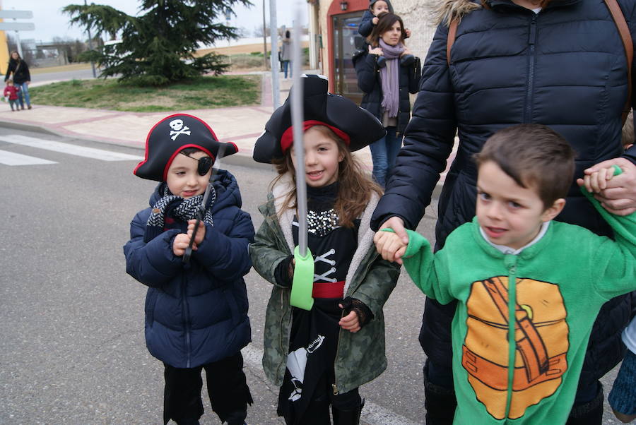Fotos: Desfile de disfraces por Carnavales en Arroyo
