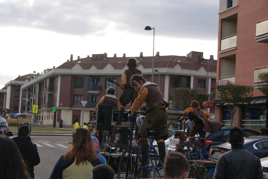 Fotos: Desfile de disfraces de Carnaval por las calles de La Flecha