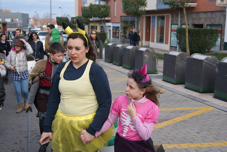 Fotos: Desfile de disfraces de Carnaval por las calles de La Flecha