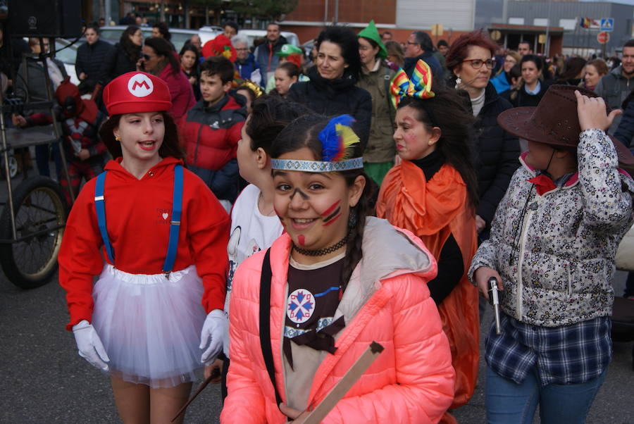 Fotos: Desfile de disfraces de Carnaval por las calles de La Flecha