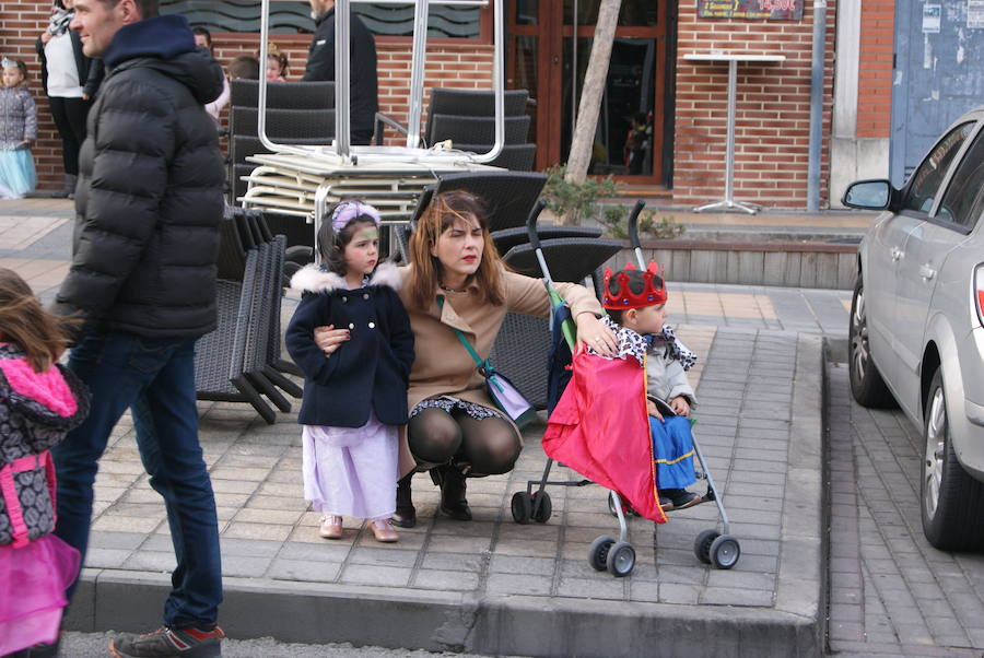 Fotos: Desfile de disfraces de Carnaval por las calles de La Flecha