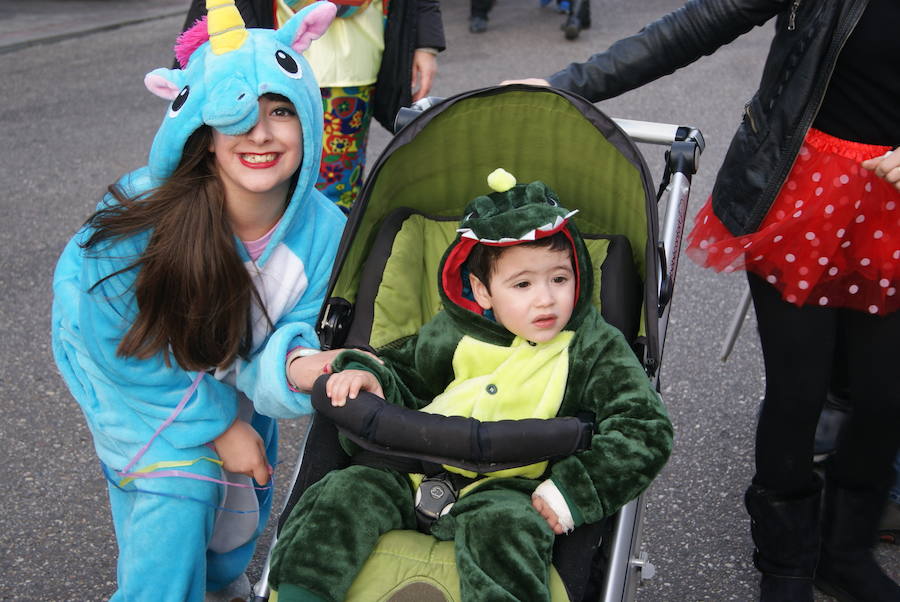 Fotos: Desfile de disfraces de Carnaval por las calles de La Flecha
