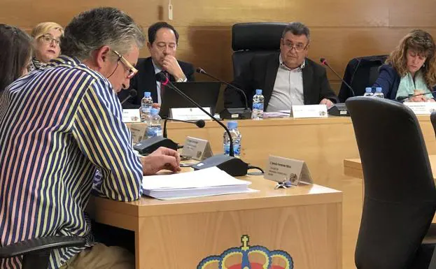 Instante de la intervención de Sarbelio Fernández con el gesto del alcalde al fondo y de máxima atención por parte de la primera teniente de alcalde, Mar Redondo. 