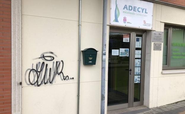 La fachada del local de ADECYL en la calle Los Morales también sufrió la acción de los grafiteros. 