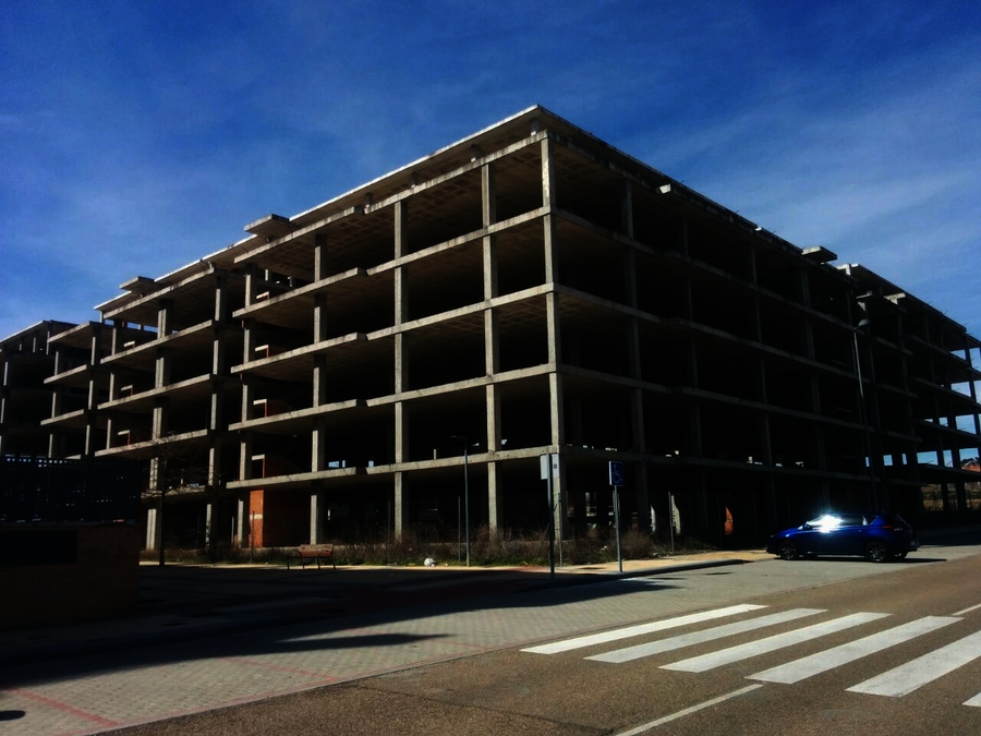 Estructura popularmente conocida como el 'esqueleto', frente al Xperience, en la avenida de Aranzana. 