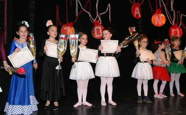 Alumnas de la Escuela Municipal de Danza recogiendo las becas de este curso. 