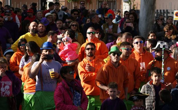 Peñistas atentos al pregón de inicio de fiestas. 