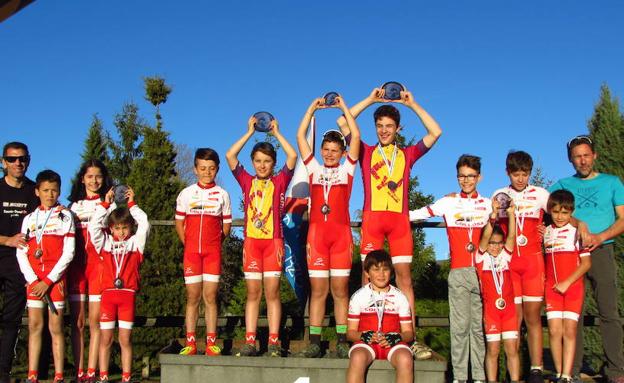 Medallistas y ciclistas del Collosa en la Copa Castilla y León de BTT. 