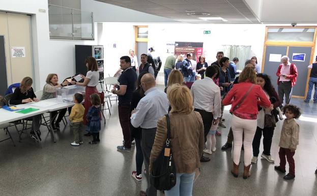 Colas en el hall del Multiusos de a Vega para poder votar. 