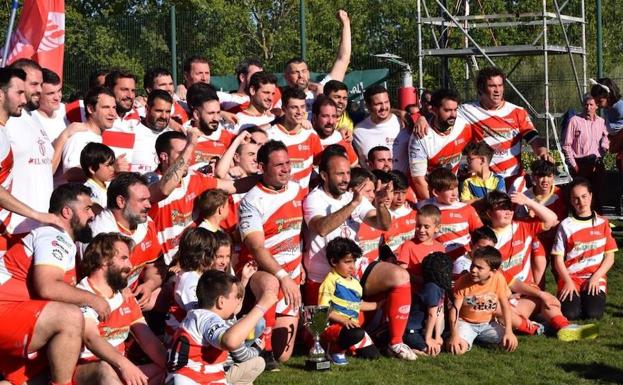 Plantilla del Zener Rugby Arroyo con la Copa de Castilla y León cosechada en los campos de La Vega. 