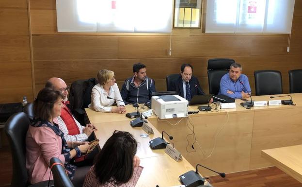 Tan solo el puesto de la portavoz del equipo de gobierno, Isabel Mansilla, estuvo vacio al lado del alcalde. El resto de concejales acudieron en su totalidad al breve pleno extraordinario. 