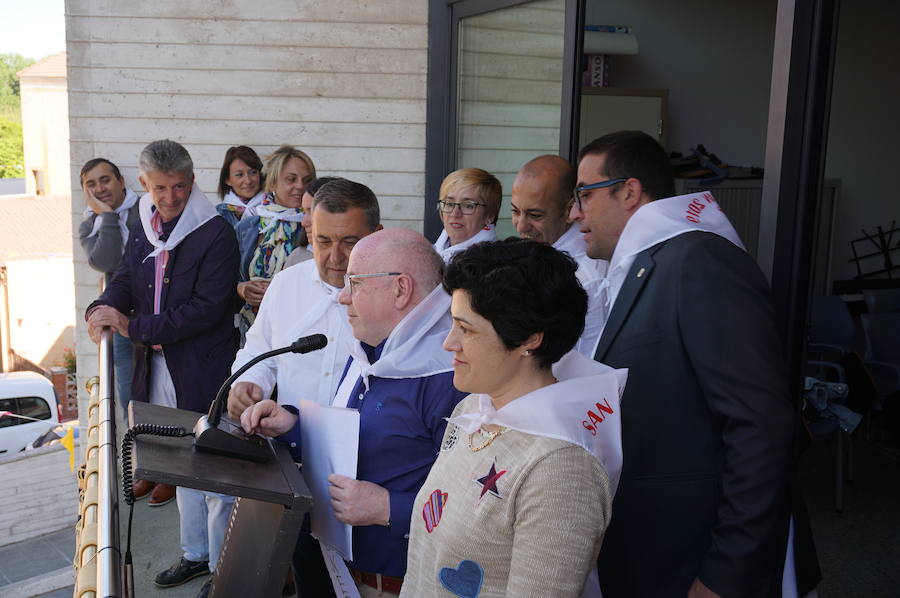 Fotos: Fiestas de Arroyo. San Juan Evangelista. Pregón y desfile de peñas