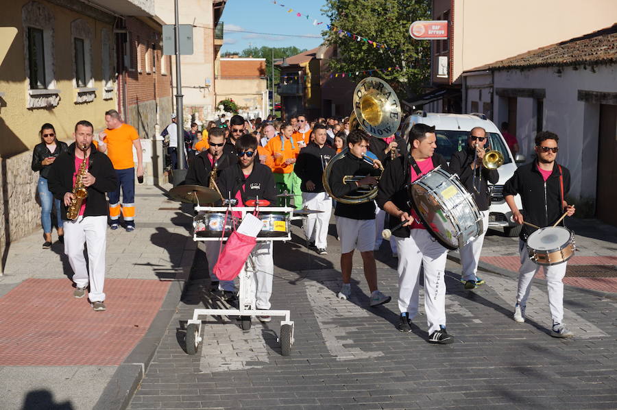 Fotos: Fiestas de Arroyo. San Juan Evangelista. Pregón y desfile de peñas